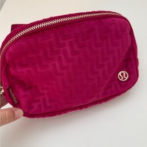 🌸NWT Lululemon Everywhere belt Bag L velvet monogram.